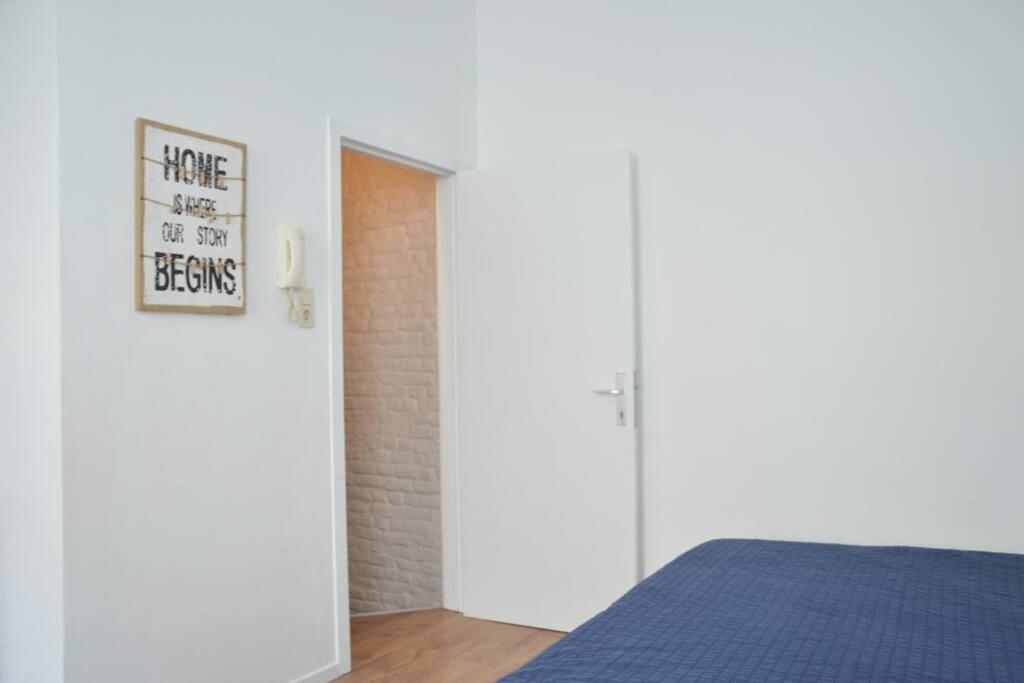 Awesome Studio In Marolles Apartment Brussels Luaran gambar